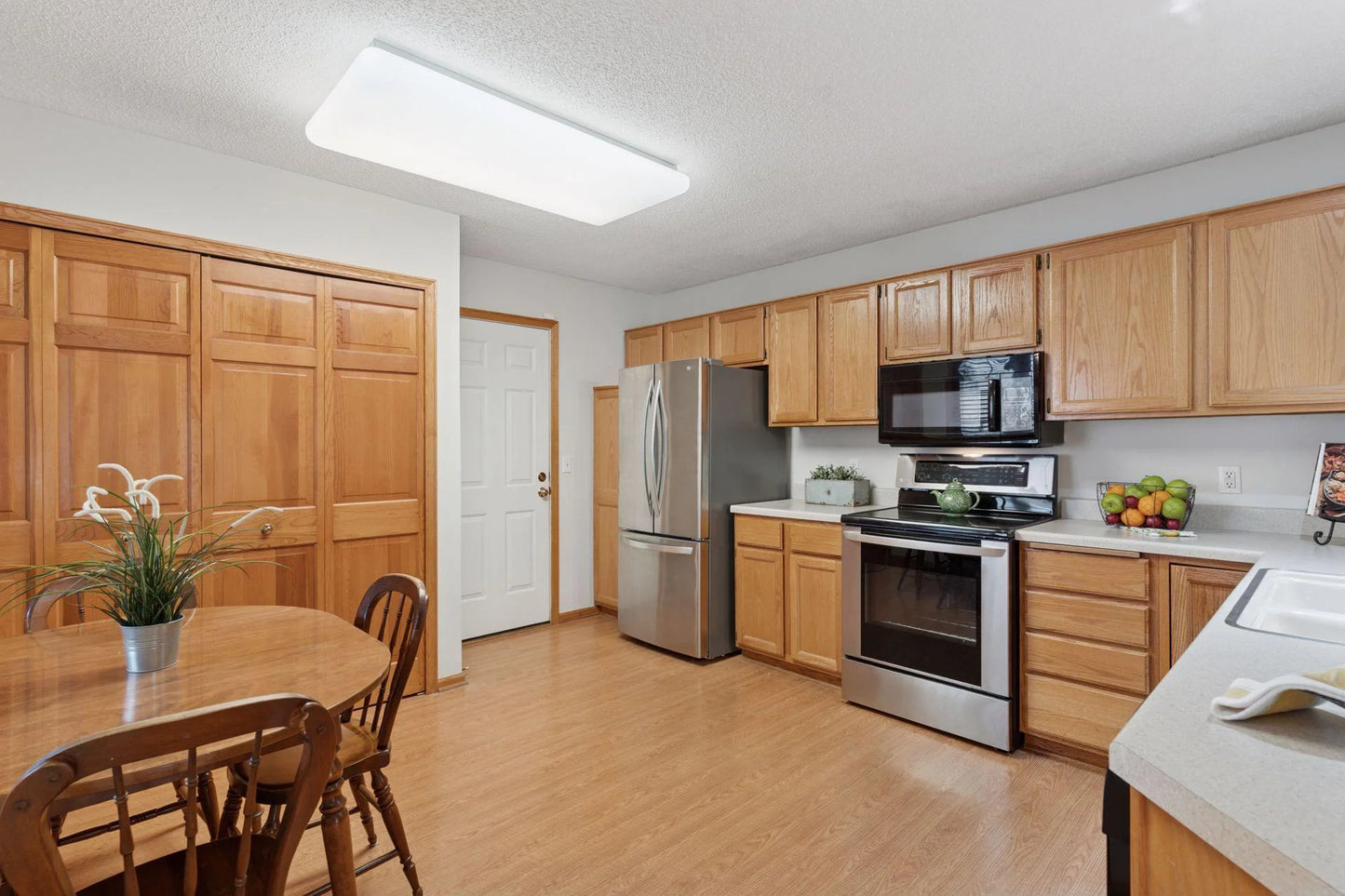502 Deer Ridge Lane, Maplewood, MN 55119