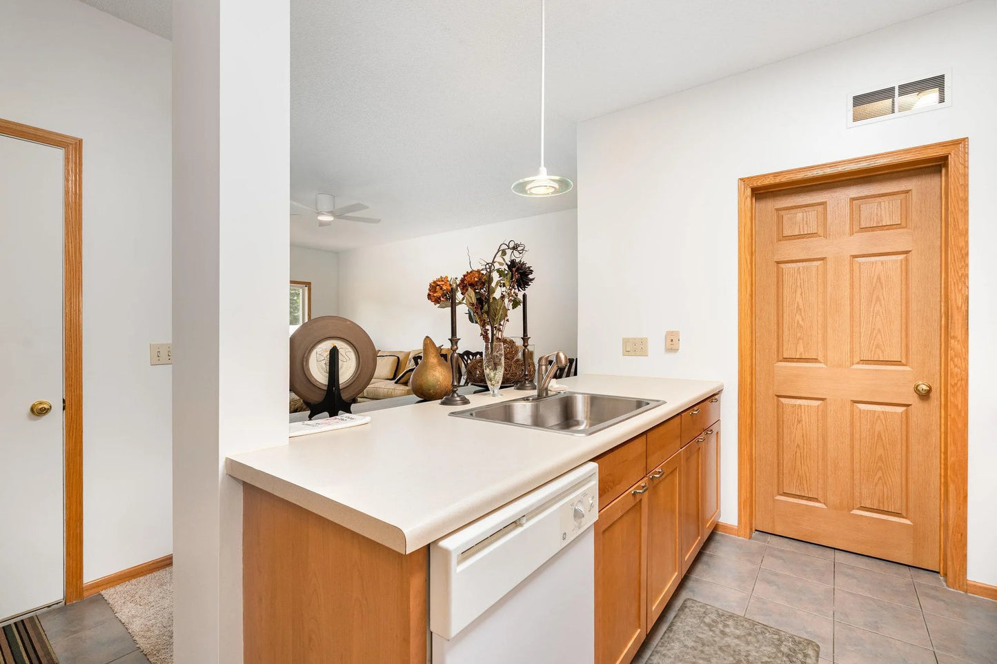 577 Woodduck Drive, Woodbury, MN 55125