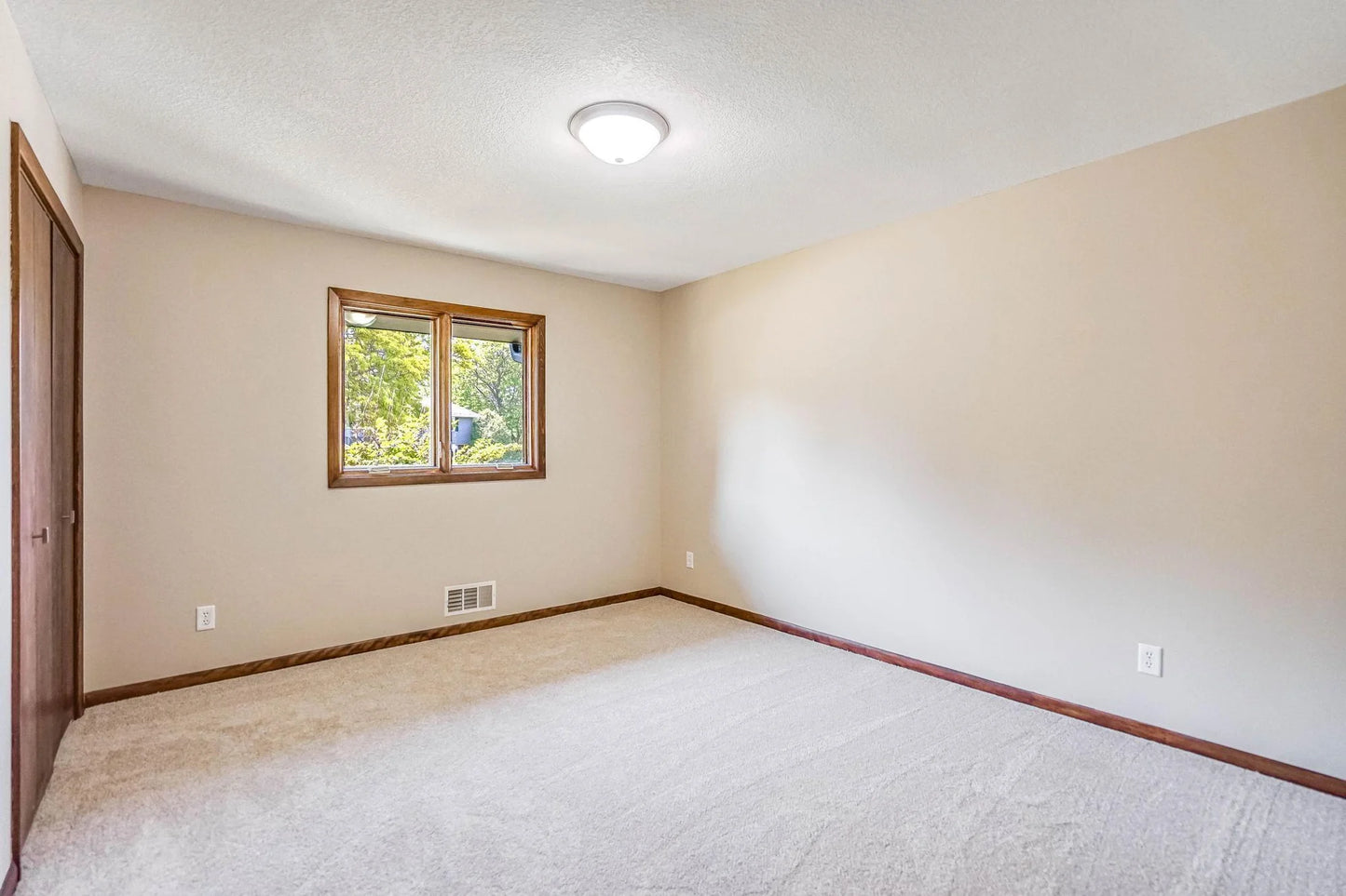 1000 Winston Circle, Mendota Heights, MN 55118