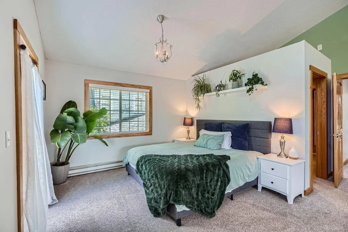 8 Queen Avenue, Minneapolis, MN 55405