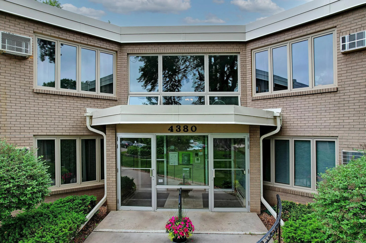 4380 Brookside Court, Edina, MN 55436