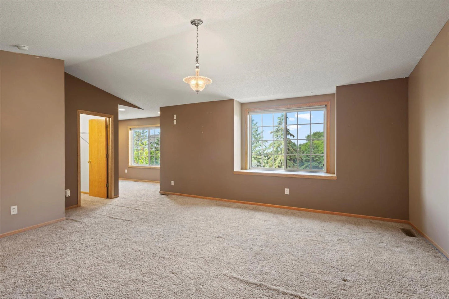1663 County Road D , Maplewood, MN 55109