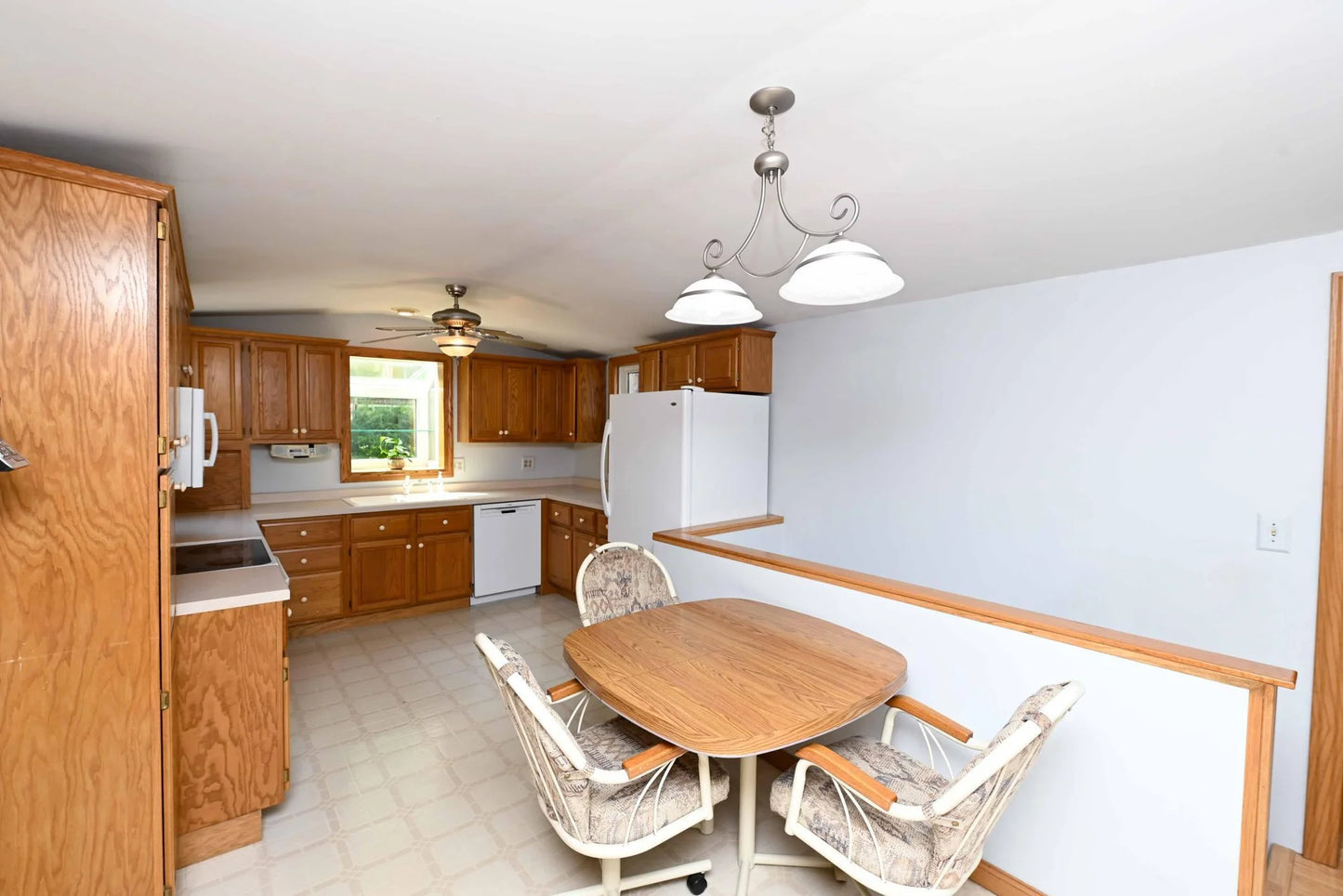4760 Vine Hill Road, Deephaven, MN 55331