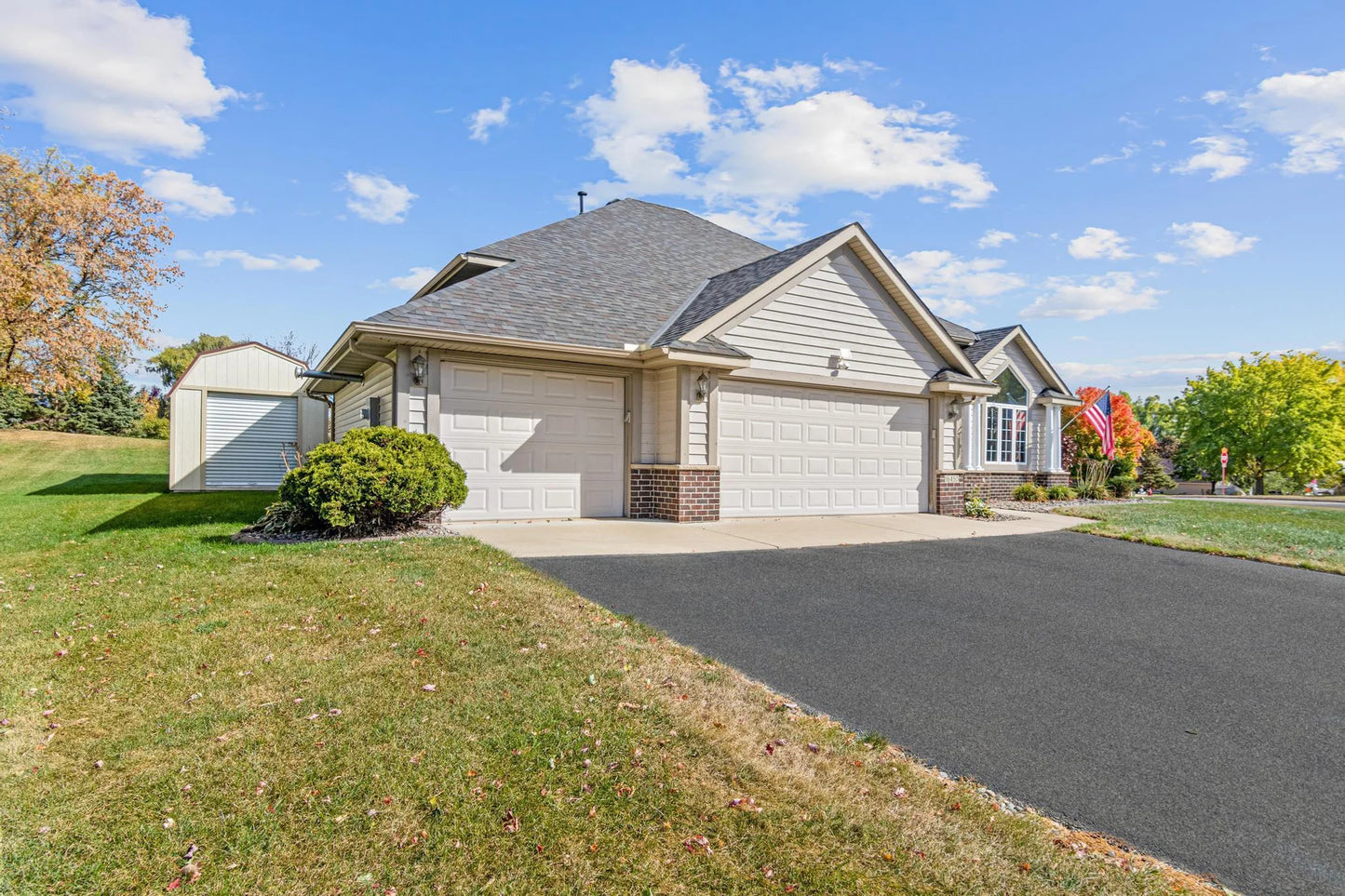 16450 Griffon Lane, Lakeville, MN 55044