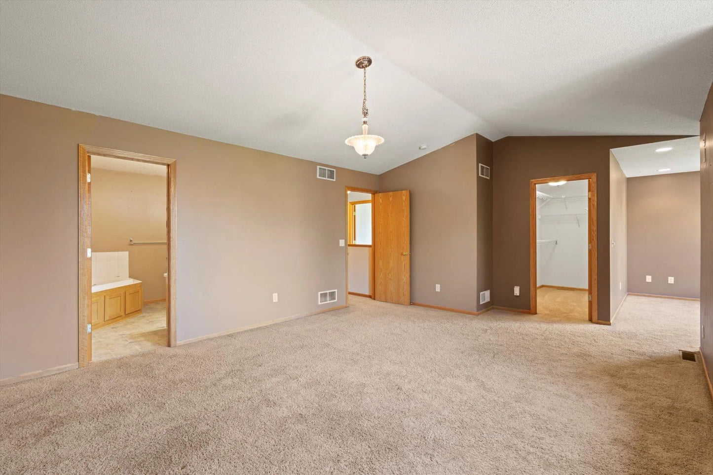 1663 County Road D , Maplewood, MN 55109