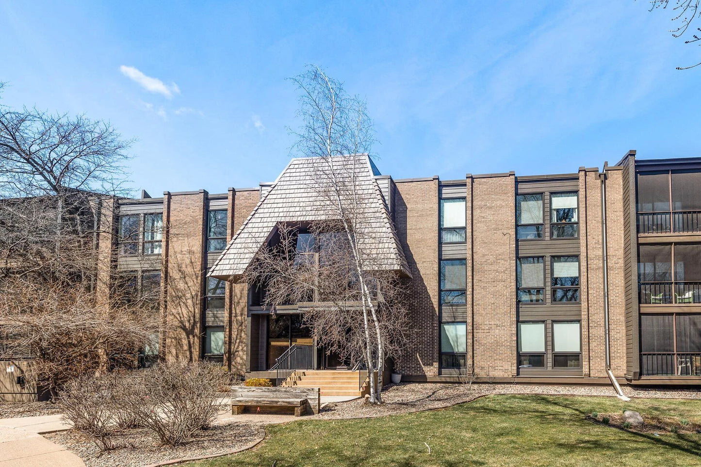 6085 Lincoln Drive, Edina, MN 55436