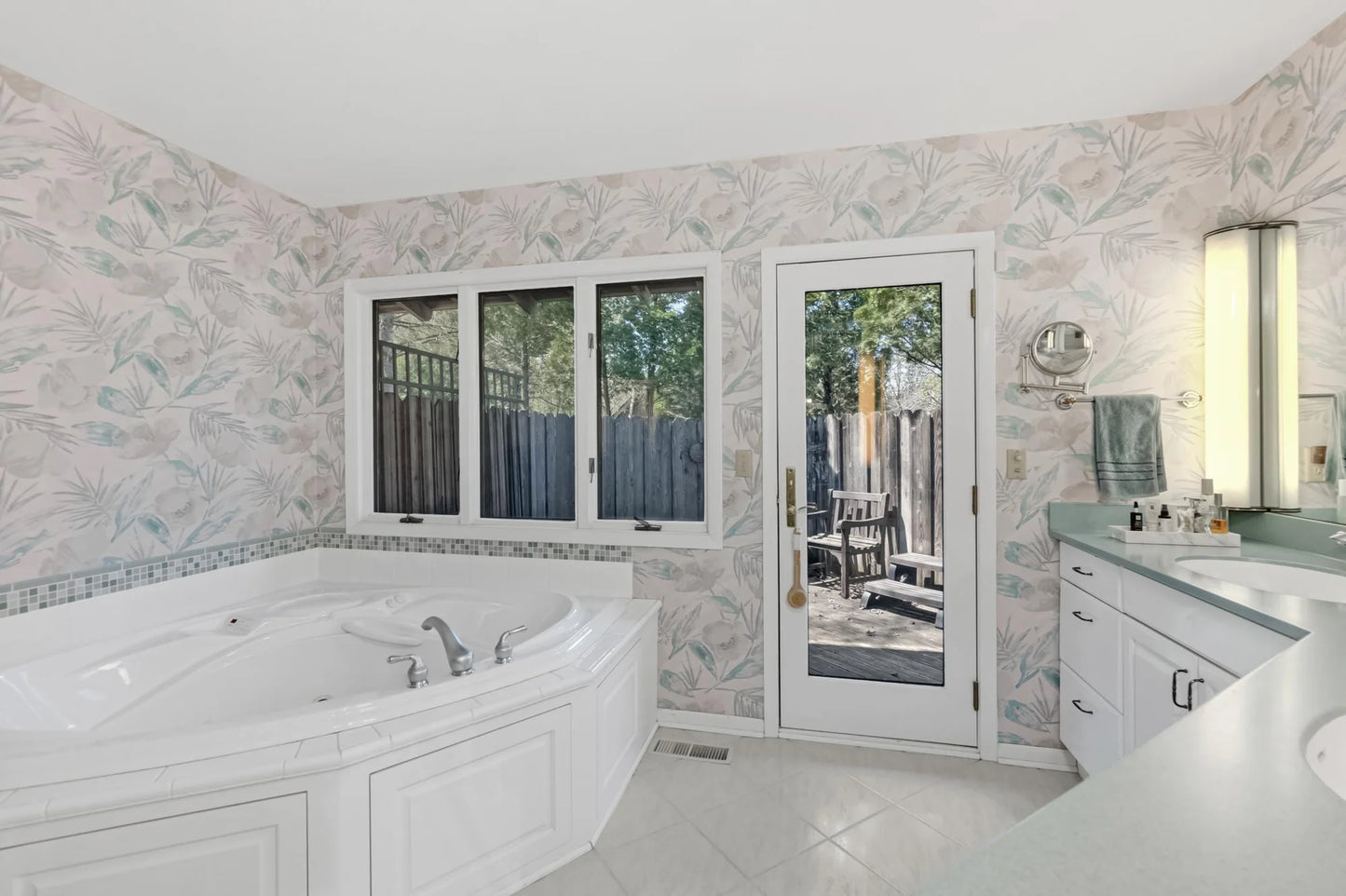 2179 River Road, Saint Mary's Point, MN 55043