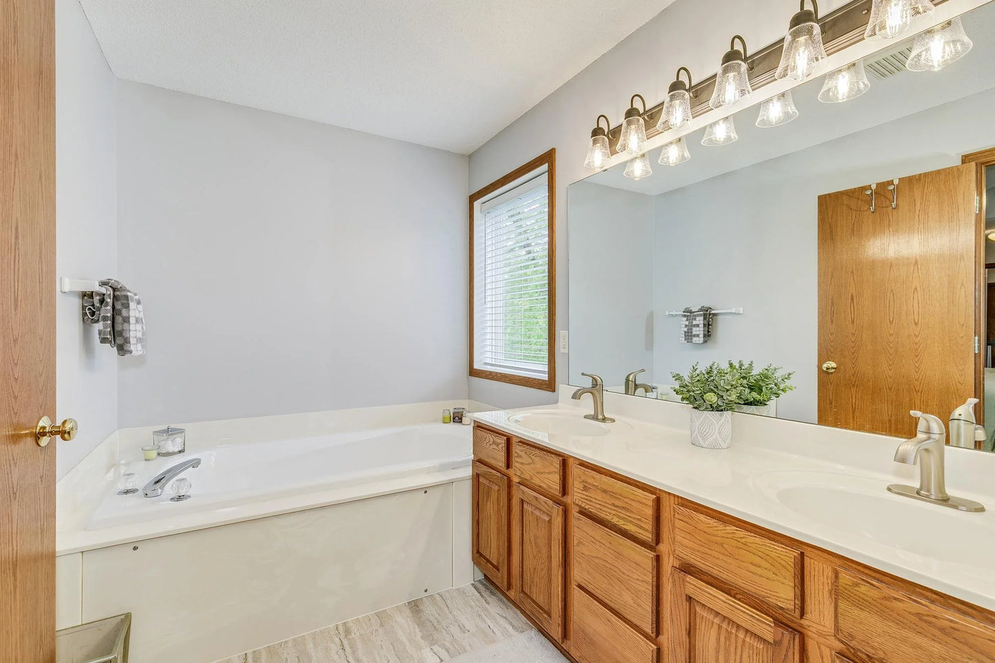 10447 Kilbirnie Road, Woodbury, MN 55129