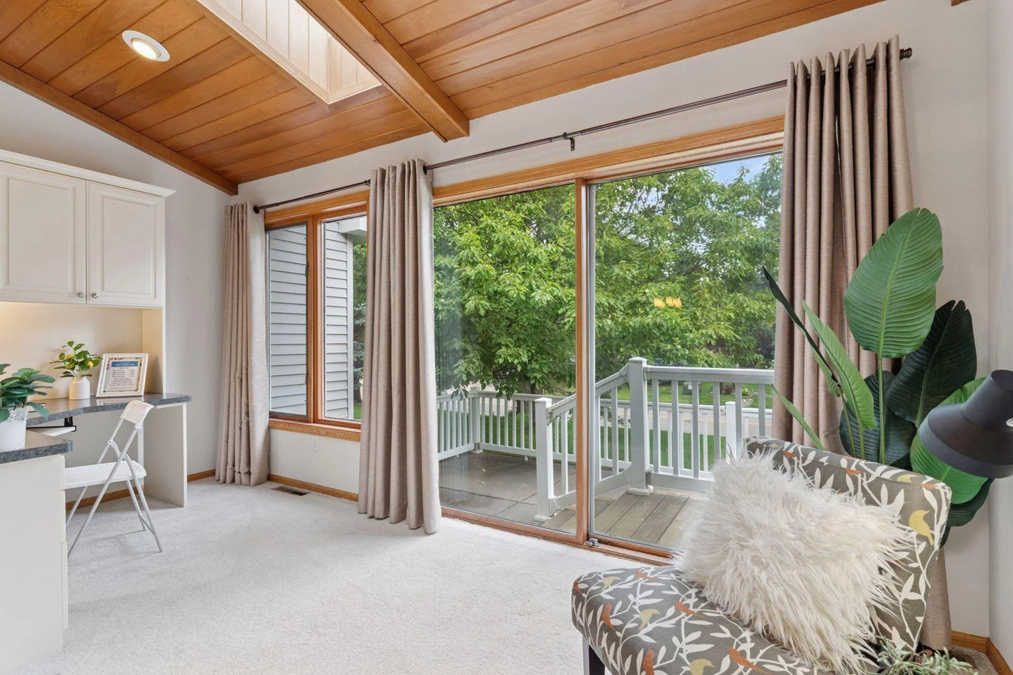 502 Deer Ridge Lane, Maplewood, MN 55119