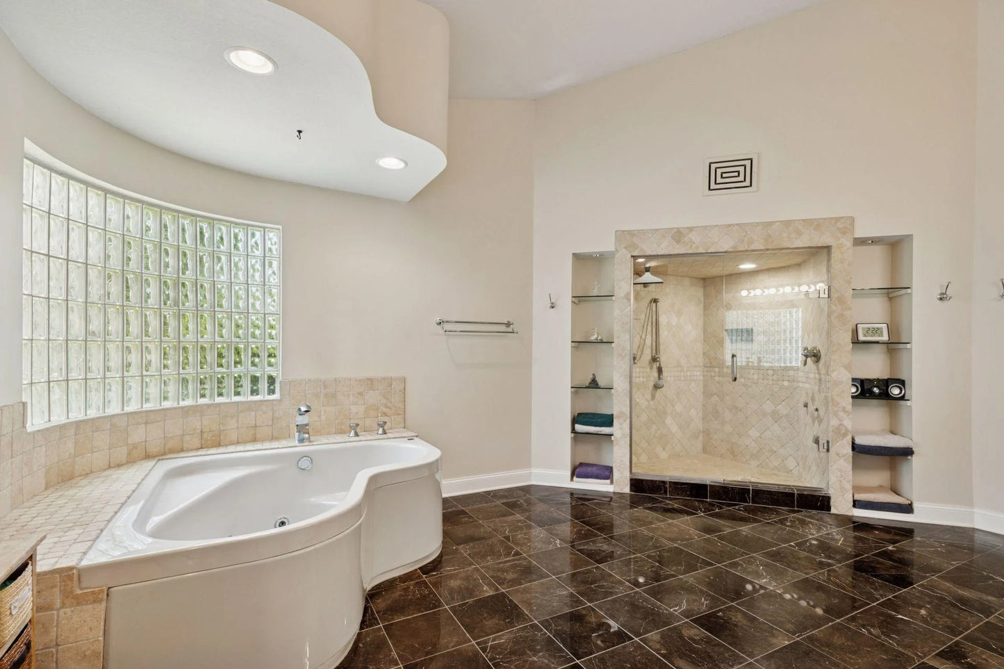 10460 Bluff Circle, Chanhassen, MN 55318