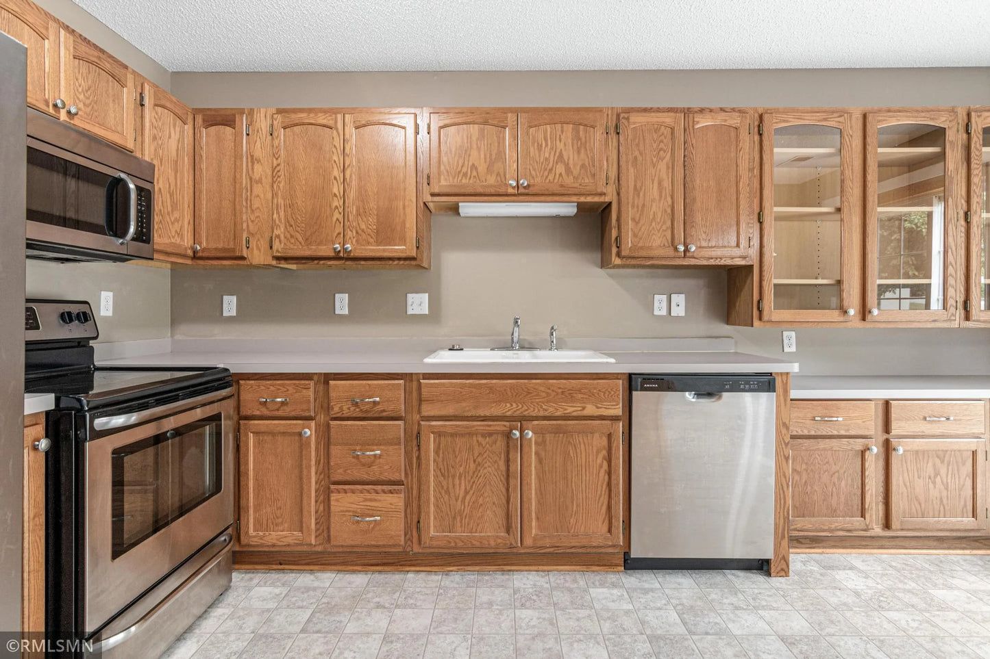 4923 Grenwich Place, Oakdale, MN 55128
