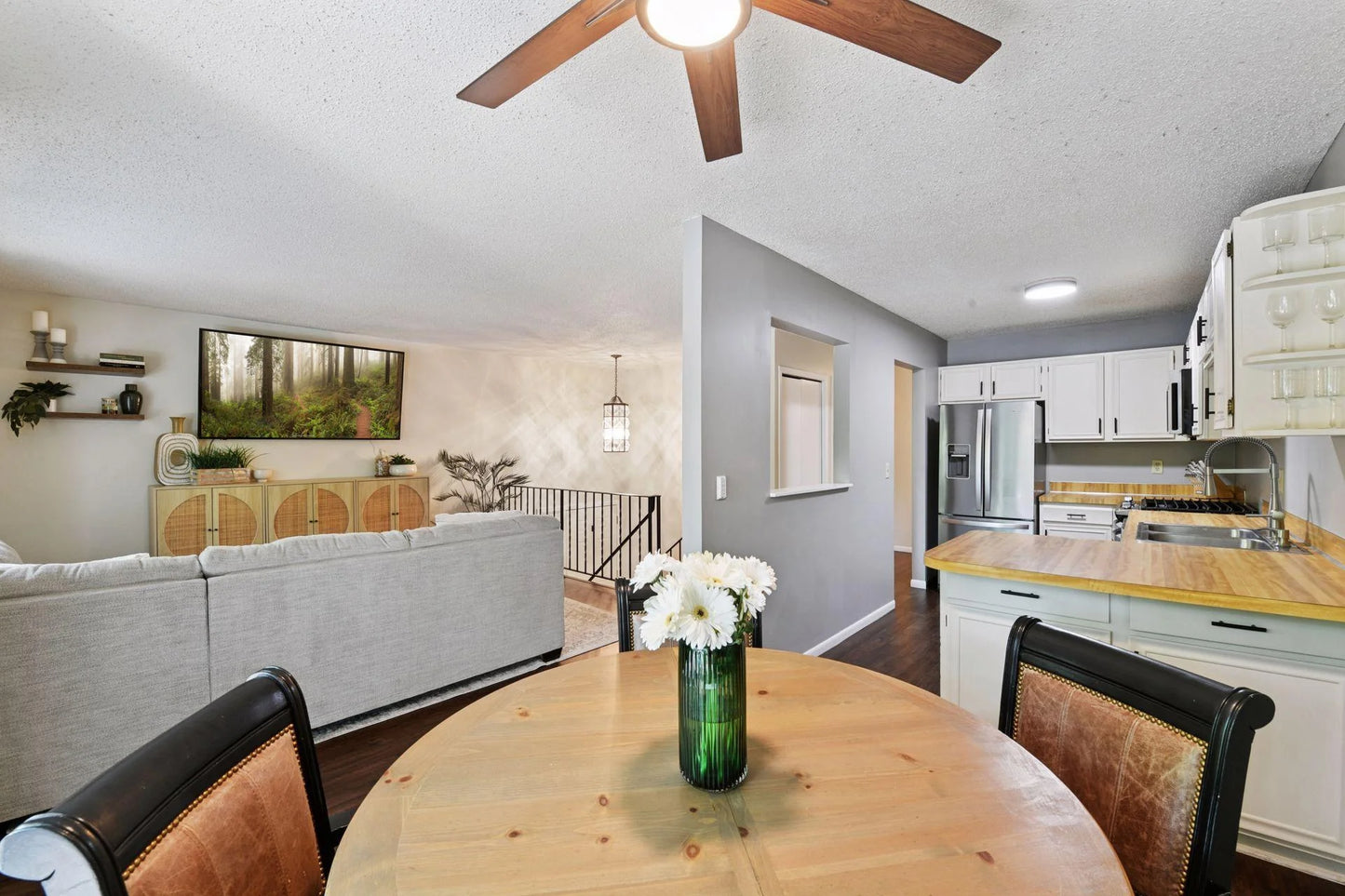 1042 Pontiac Lane, Chanhassen, MN 55317