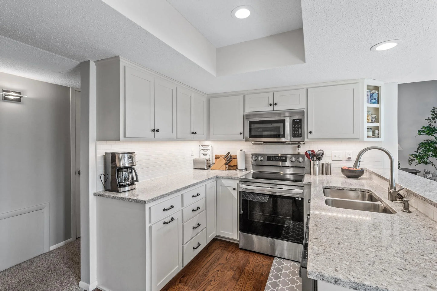 6075 Lincoln Drive, Edina, MN 55436