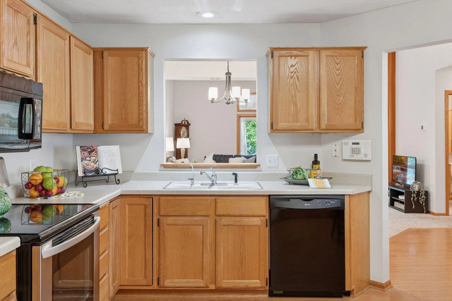 502 Deer Ridge Lane, Maplewood, MN 55119