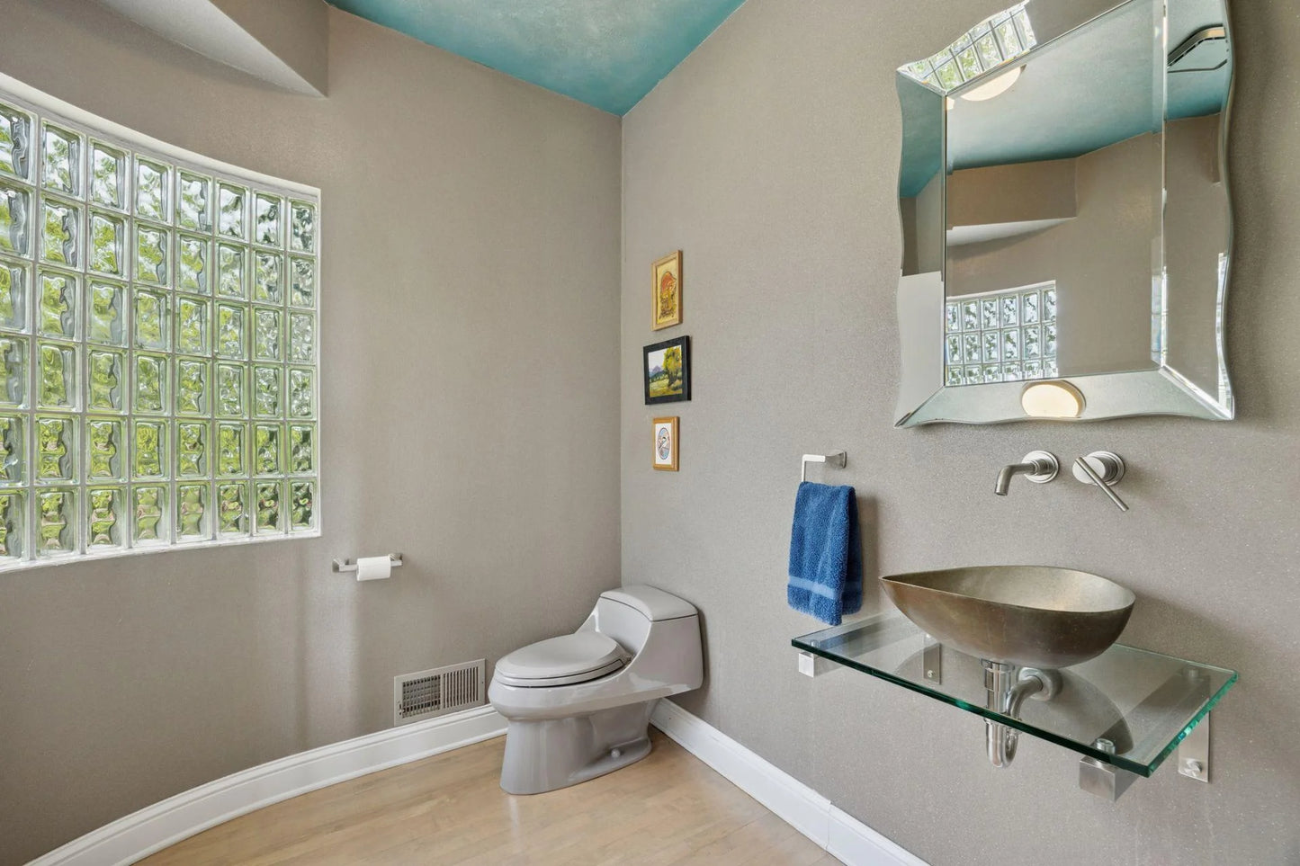 10460 Bluff Circle, Chanhassen, MN 55318