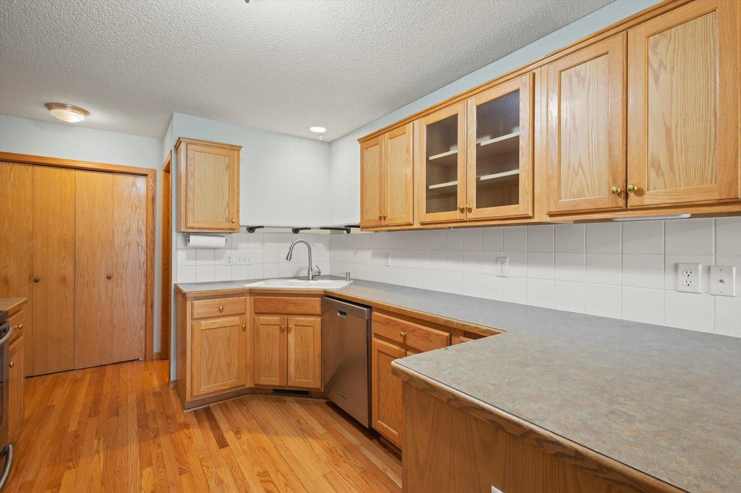 1663 County Road D , Maplewood, MN 55109