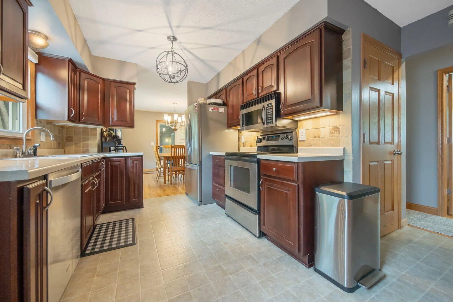 521 Unique Drive, Burnsville, MN 55337