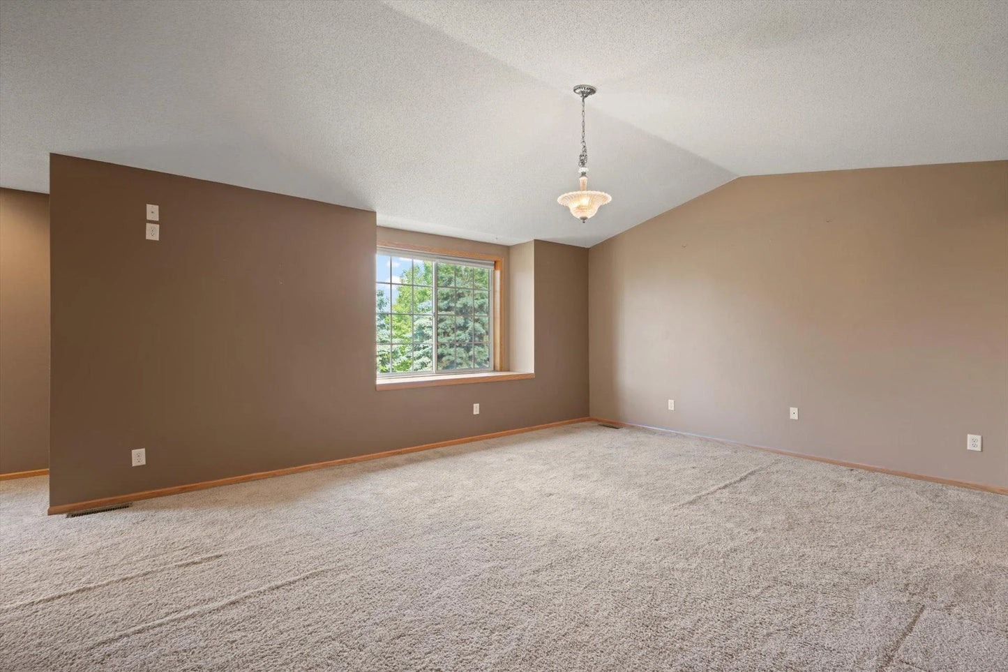 1663 County Road D , Maplewood, MN 55109