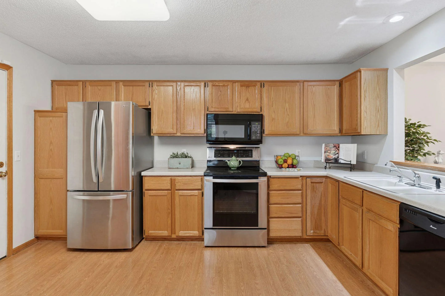 502 Deer Ridge Lane, Maplewood, MN 55119