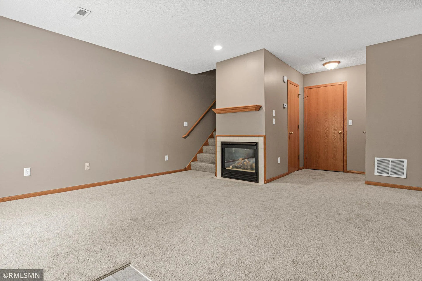 4923 Grenwich Place, Oakdale, MN 55128