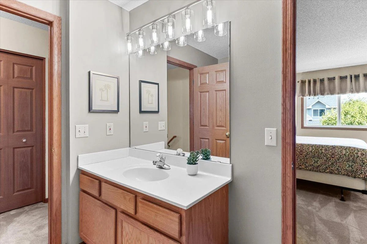 577 Woodduck Drive, Woodbury, MN 55125
