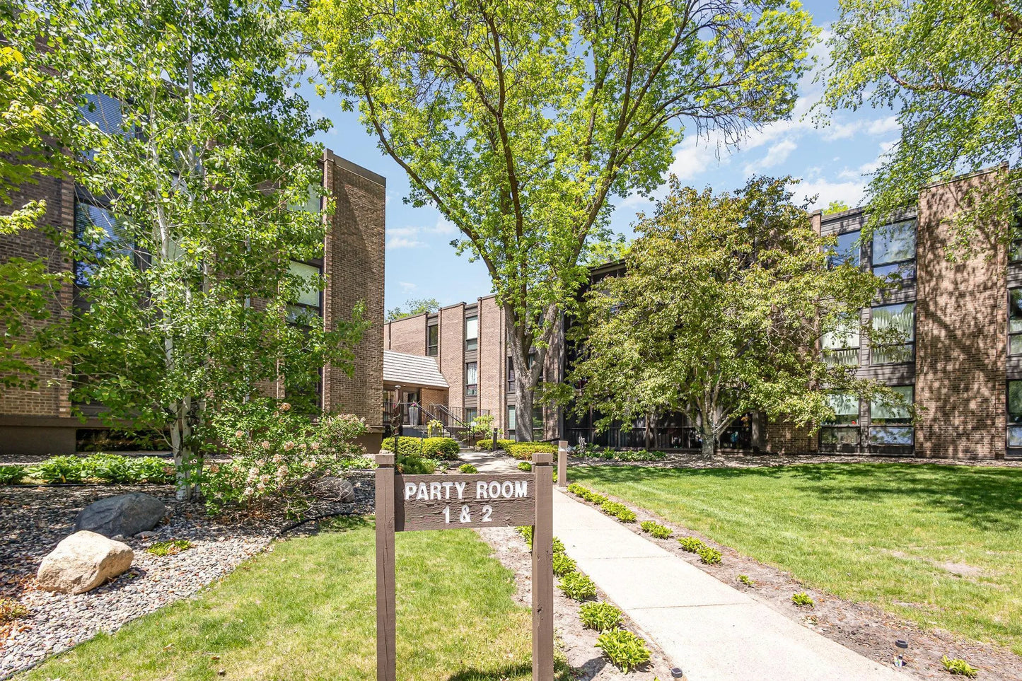 6085 Lincoln Drive, Edina, MN 55436
