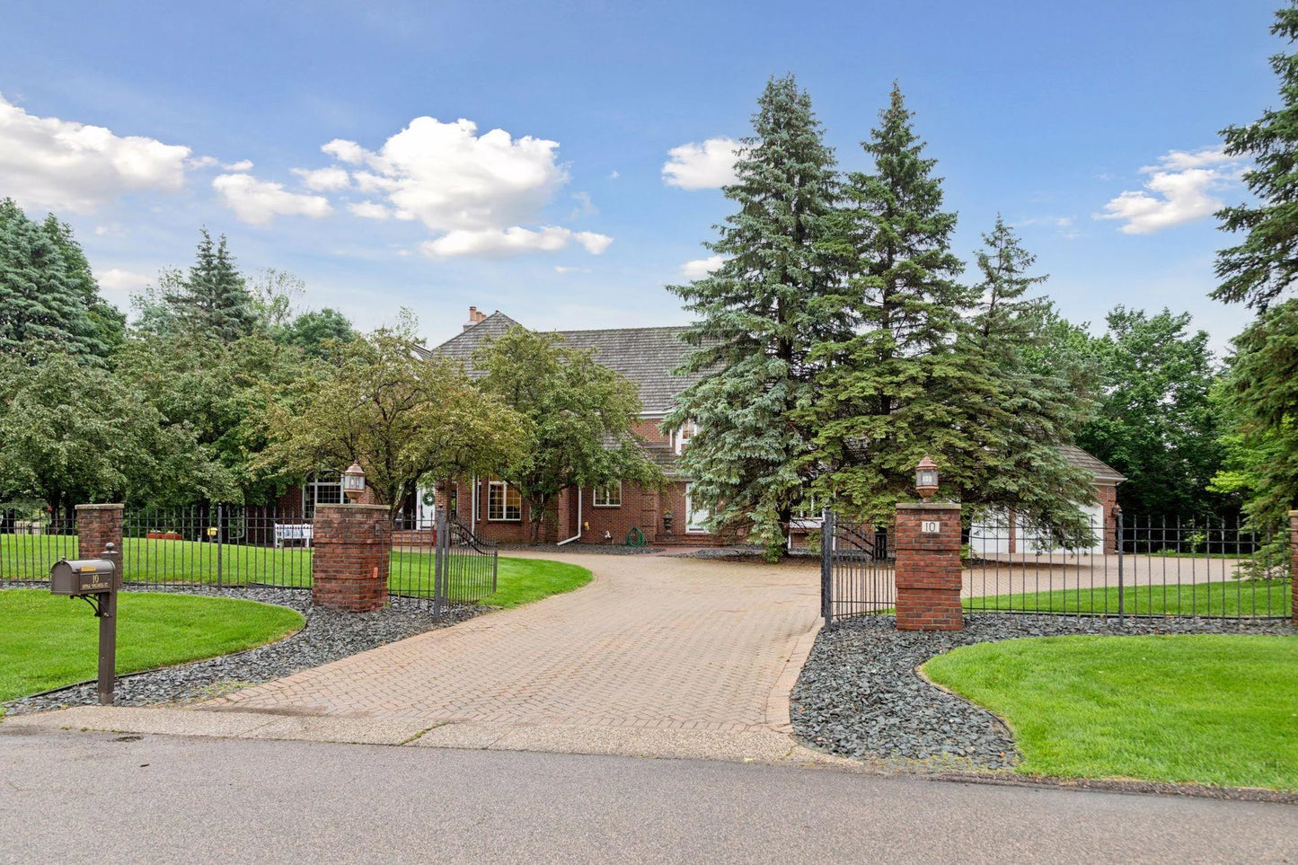 10 Apple Orchard Court, Dellwood, MN 55110