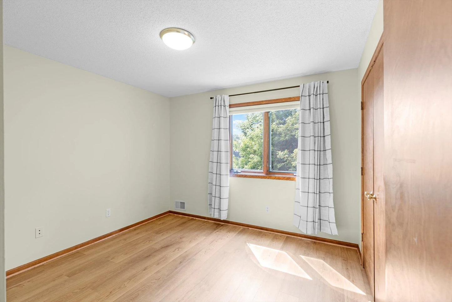 606 Sterling Street, Maplewood, MN 55119