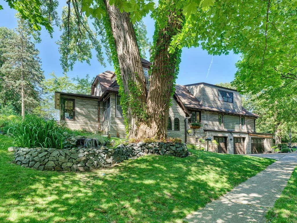 15 Benhill Road, Saint Paul, MN 55105
