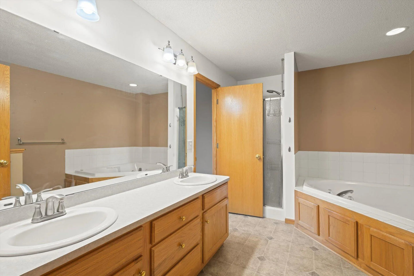 1663 County Road D , Maplewood, MN 55109