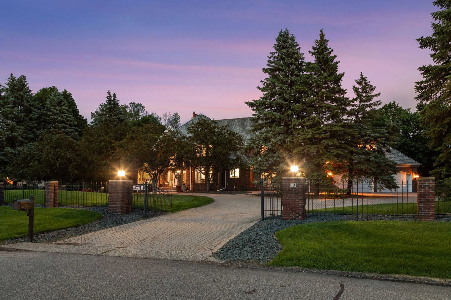 10 Apple Orchard Court, Dellwood, MN 55110
