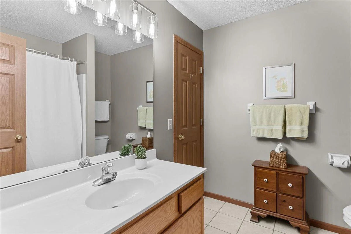 577 Woodduck Drive, Woodbury, MN 55125