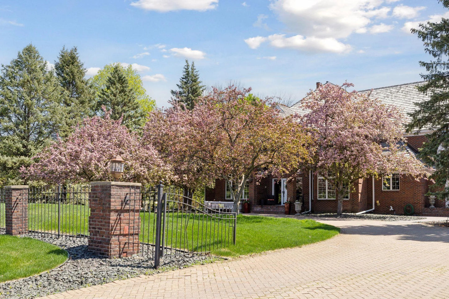 10 Apple Orchard Court, Dellwood, MN 55110
