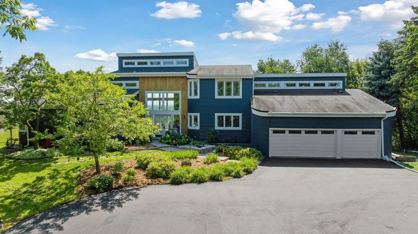10460 Bluff Circle, Chanhassen, MN 55318