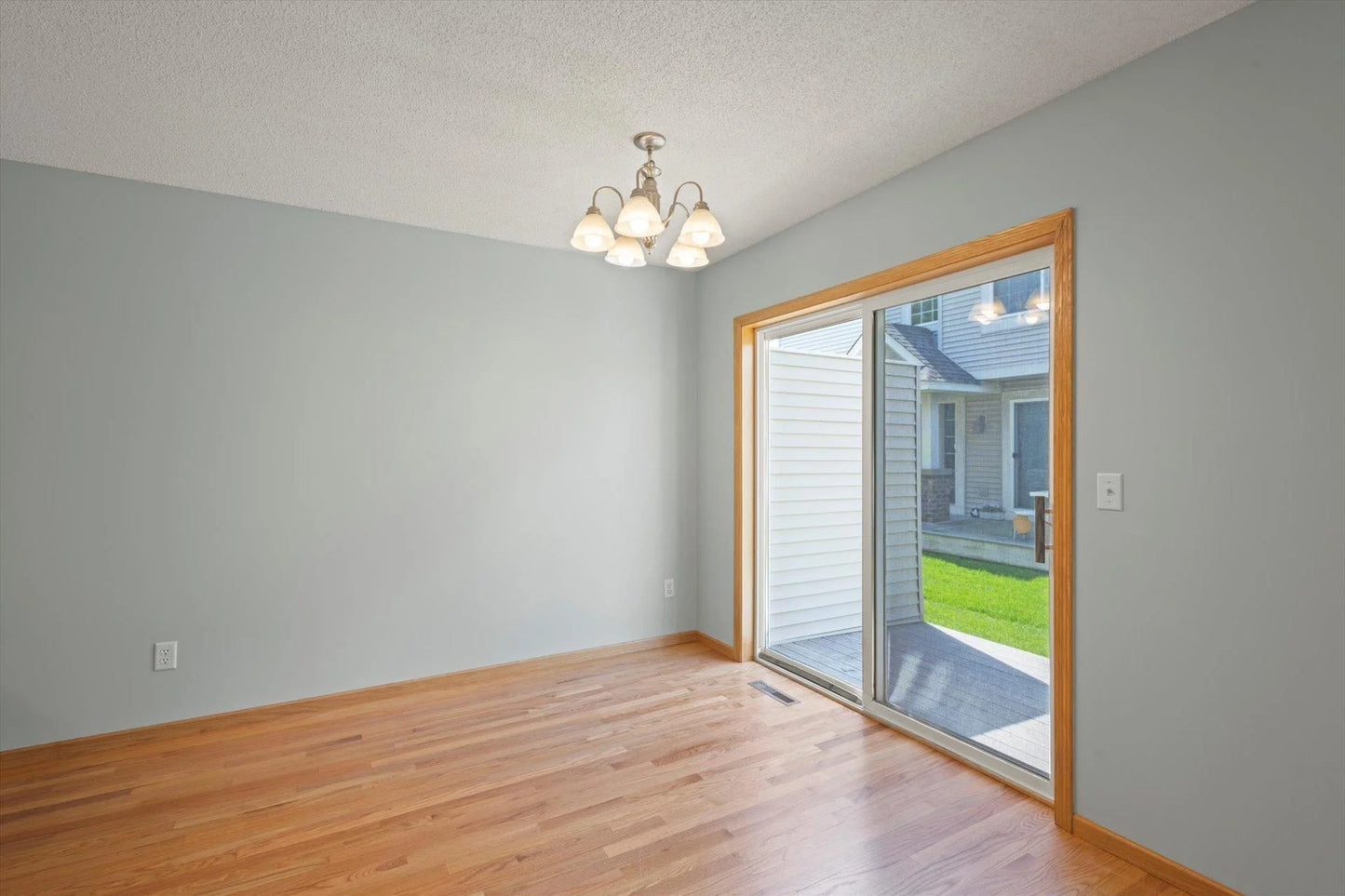 1663 County Road D , Maplewood, MN 55109