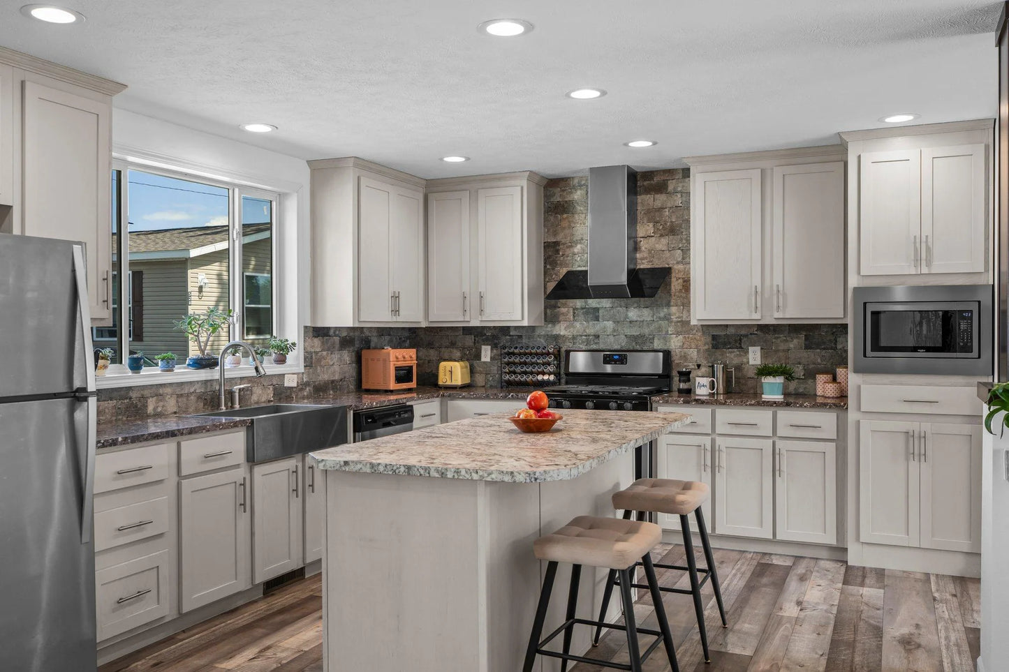 2501 Lowry Avenue, Saint Anthony, MN 55418
