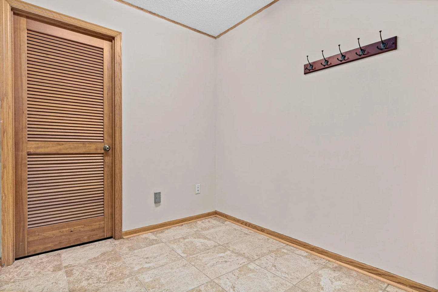 1049 Aston Circle, Burnsville, MN 55337