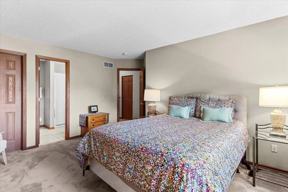 577 Woodduck Drive, Woodbury, MN 55125