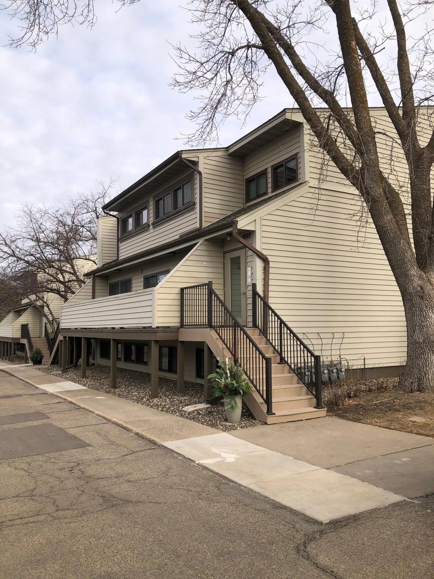 8928 Neill Lake Road, Eden Prairie, MN 55347