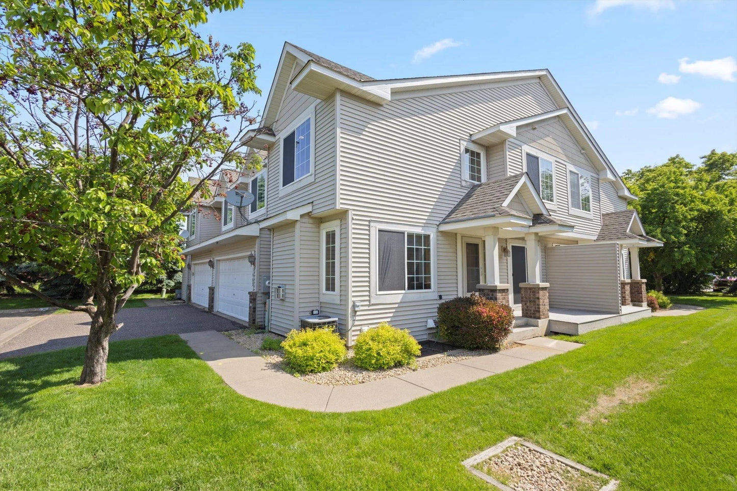 1663 County Road D , Maplewood, MN 55109