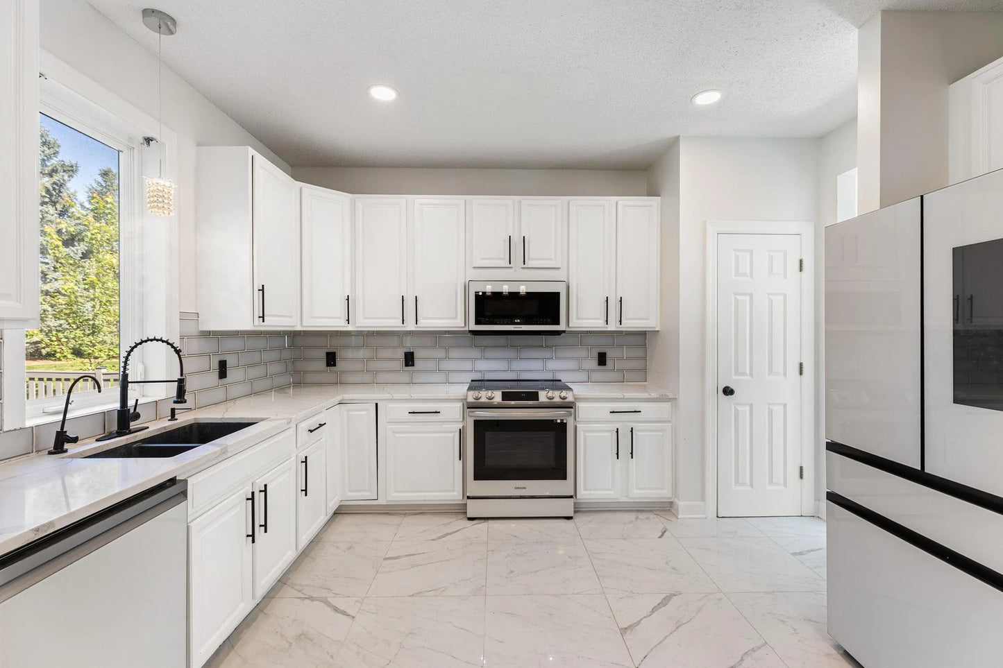 1042 Earley Lake Place, Burnsville, MN 55306