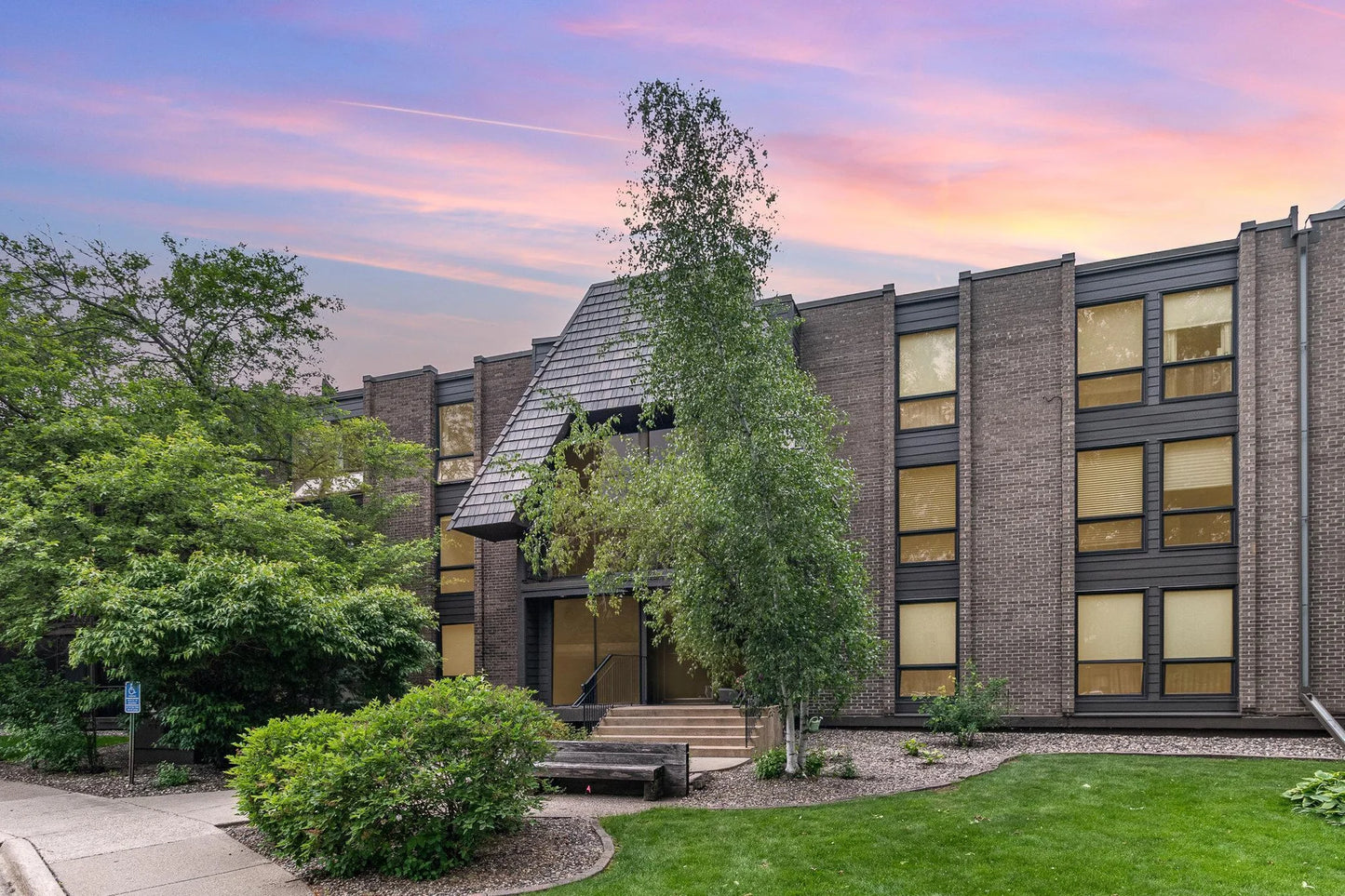 6085 Lincoln Drive, Edina, MN 55436