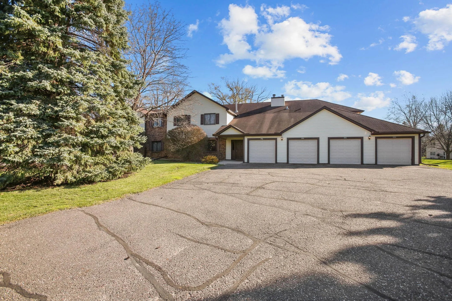 994 Heritage Court, Vadnais Heights, MN 55127