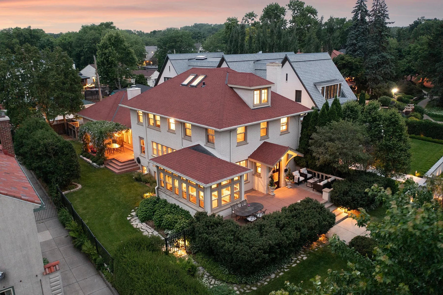 2554 Lake Of The Isles Parkway, Minneapolis, MN 55405