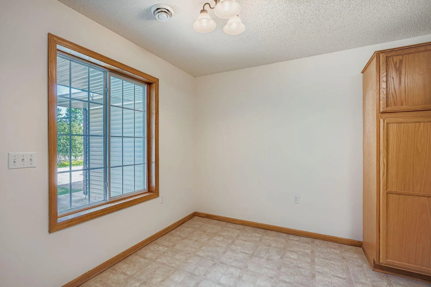 6080 Pond View Drive, Shorewood, MN 55331