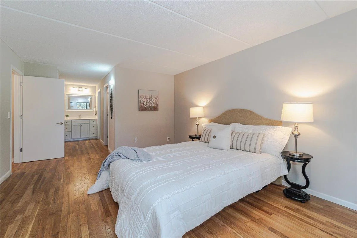 10411 Cedar Lake Road, Minnetonka, MN 55305