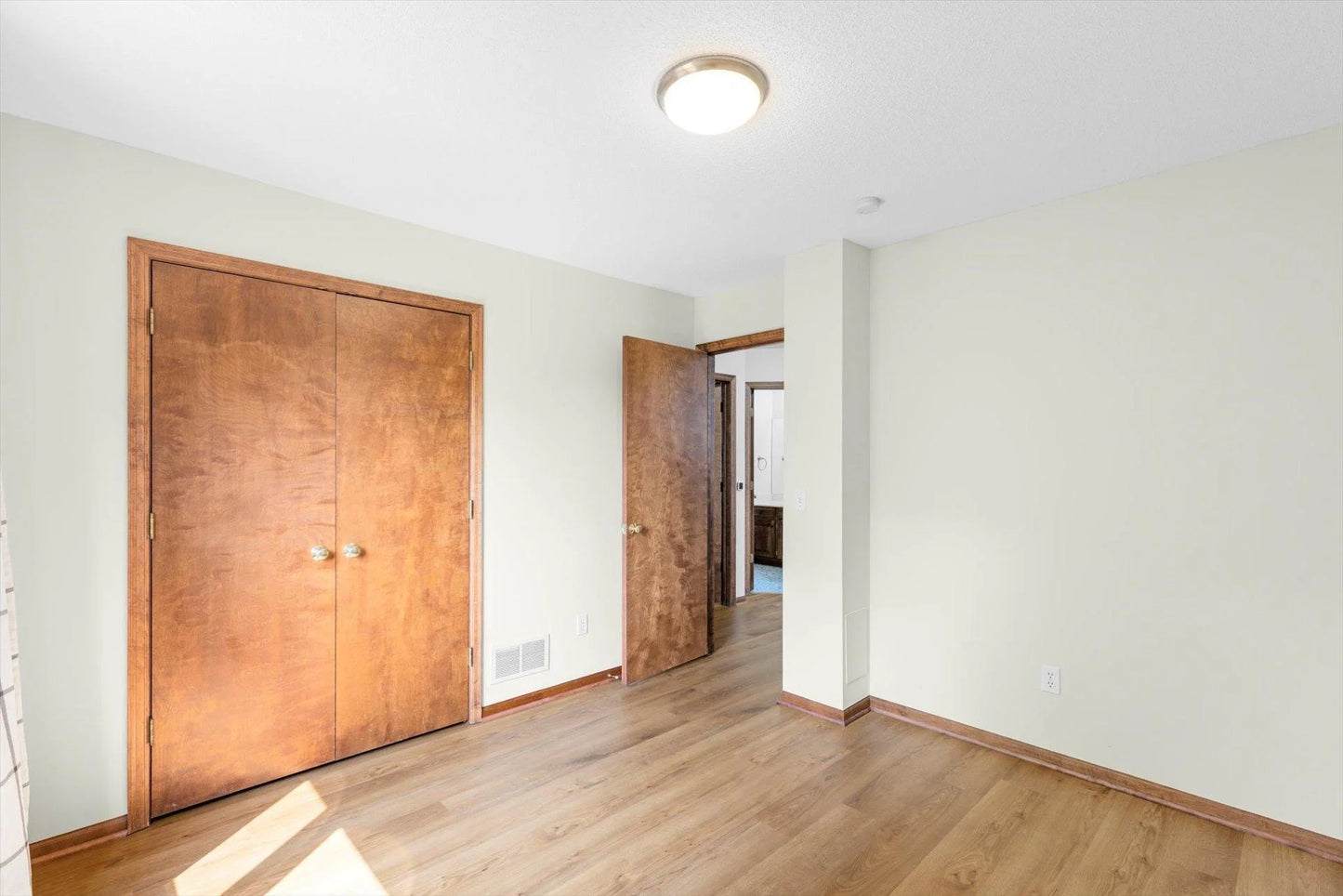 606 Sterling Street, Maplewood, MN 55119