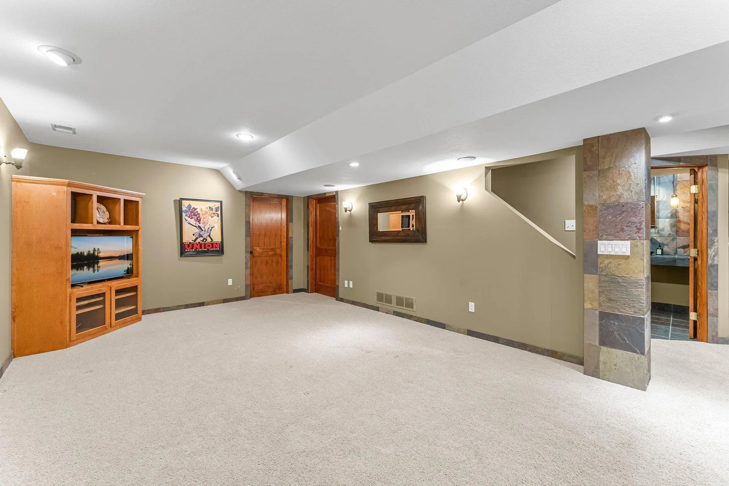 2408 Hunter Drive, Chanhassen, MN 55317