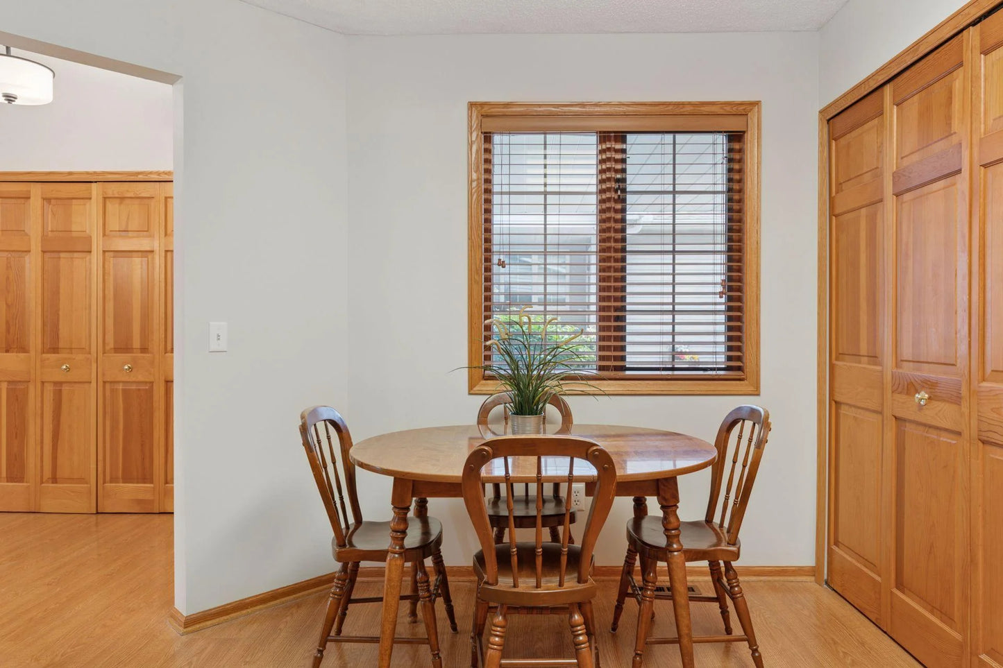 502 Deer Ridge Lane, Maplewood, MN 55119