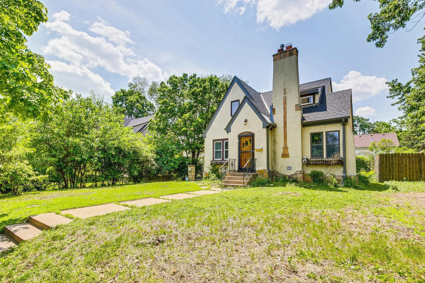 3807 Hubbard Avenue, Robbinsdale, MN 55422